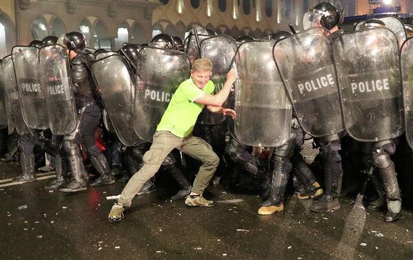 Участник акции протеста у здания парламента Грузии в Тбилиси Участник акции протеста у здания парламента Грузии в Тбилиси