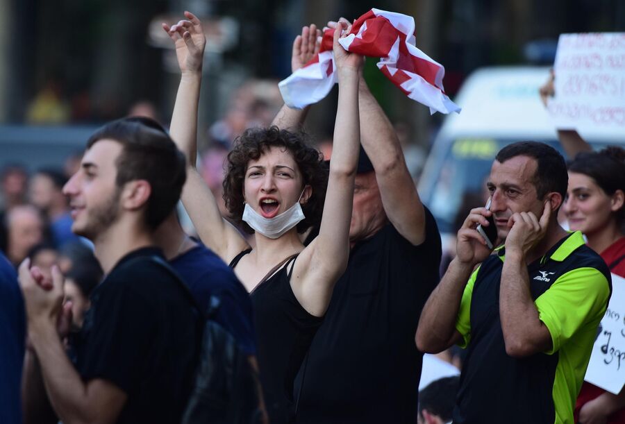 Участники акции протеста у здания парламента Грузии в Тбилиси Участники акции протеста у здания парламента Грузии в Тбилиси