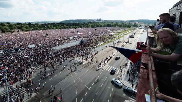 Участники протестной акции в Праге против премьер-министра Андрея Бабиша. 23 июня 2019 Участники протестной акции в Праге против премьер-министра Андрея Бабиша. 23 июня 2019