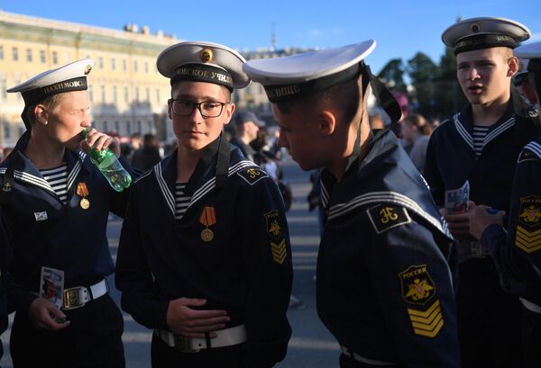 Курсанты Нахимовского училища на Дворцовой площади во время концерта в рамках праздника выпускников Алые паруса в Санкт-Петербурге Курсанты Нахимовского училища на Дворцовой площади во время концерта в рамках праздника выпускников Алые паруса в Санкт-Петербурге