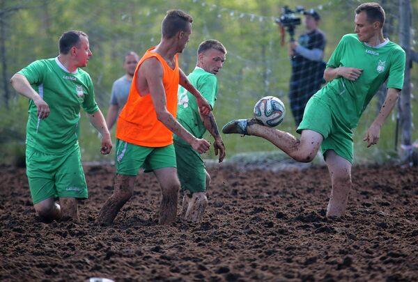 Болотный футбол в пригороде Петербурга Болотный футбол в пригороде Петербурга