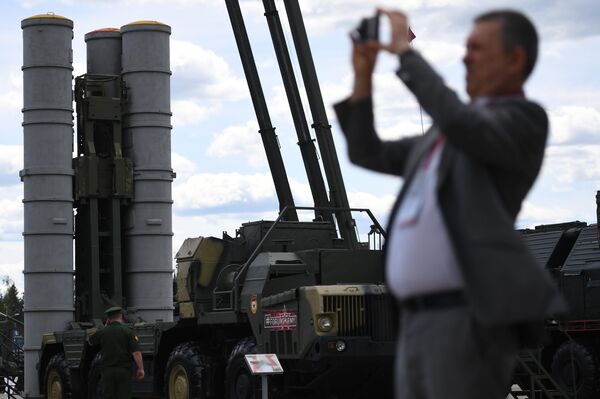 Пусковая установка зенитно-ракетного комплекса (ЗРК) С-300 Фаворит на Международном военно-техническом форуме Армия-2019 Пусковая установка зенитно-ракетного комплекса (ЗРК) С-300 Фаворит на Международном военно-техническом форуме Армия-2019