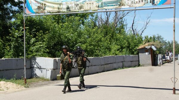 Военнослужащие ЛНР в районе пропускного пункта Станица Луганская, куда прбыли представители ОБСЕ для наблюдения за первым этапом отвода украинских подразделений Военнослужащие ЛНР в районе пропускного пункта Станица Луганская, куда прбыли представители ОБСЕ для наблюдения за первым этапом отвода украинских подразделений