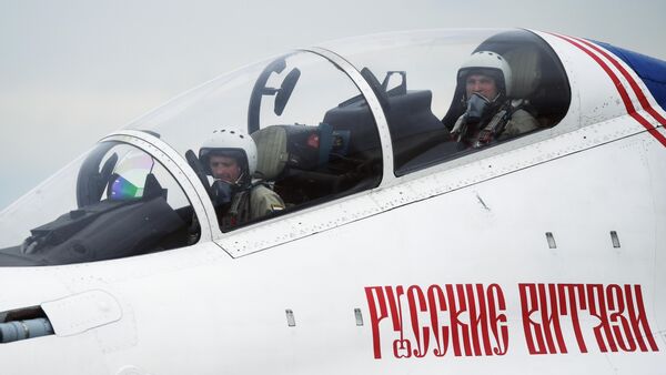 Пилоты в кабине самолета Су-30СМ пилотажной группы Русские витязи на Международном военно-техническом форуме Армия-2019 Пилоты в кабине самолета Су-30СМ пилотажной группы Русские витязи на Международном военно-техническом форуме Армия-2019