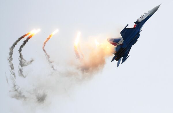 Самолет Су-30СМ пилотажной группы Русские витязи на Международном военно-техническом форуме Армия-2019 Самолет Су-30СМ пилотажной группы Русские витязи на Международном военно-техническом форуме Армия-2019