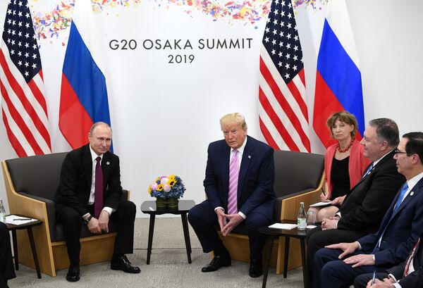 Президент РФ Владимир Путин и президент США Дональд Трамп (второй слева) во время встречи на полях саммита Группы двадцати в Осаке Президент РФ Владимир Путин и президент США Дональд Трамп (второй слева) во время встречи на полях саммита Группы двадцати в Осаке