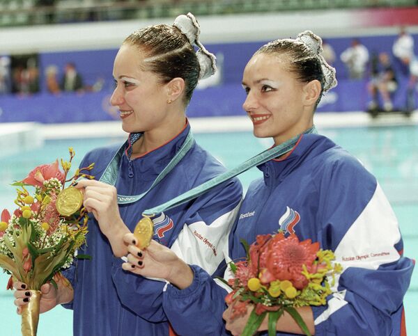 Спортсменки Ольга Брусникина и Мария Киселева, завоевавшие 1-е место в соревнованиях по синхронному плаванию на XXVII летней Олимпиаде в Сиднее Спортсменки Ольга Брусникина и Мария Киселева, завоевавшие 1-е место в соревнованиях по синхронному плаванию на XXVII летней Олимпиаде в Сиднее