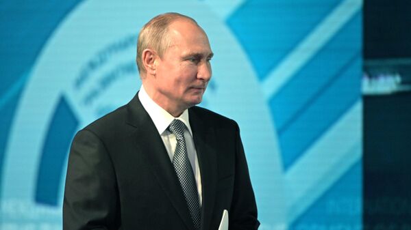 Владимир Путин после выступления на втором Международном форуме Развитие парламентаризма. 3 июля 2019