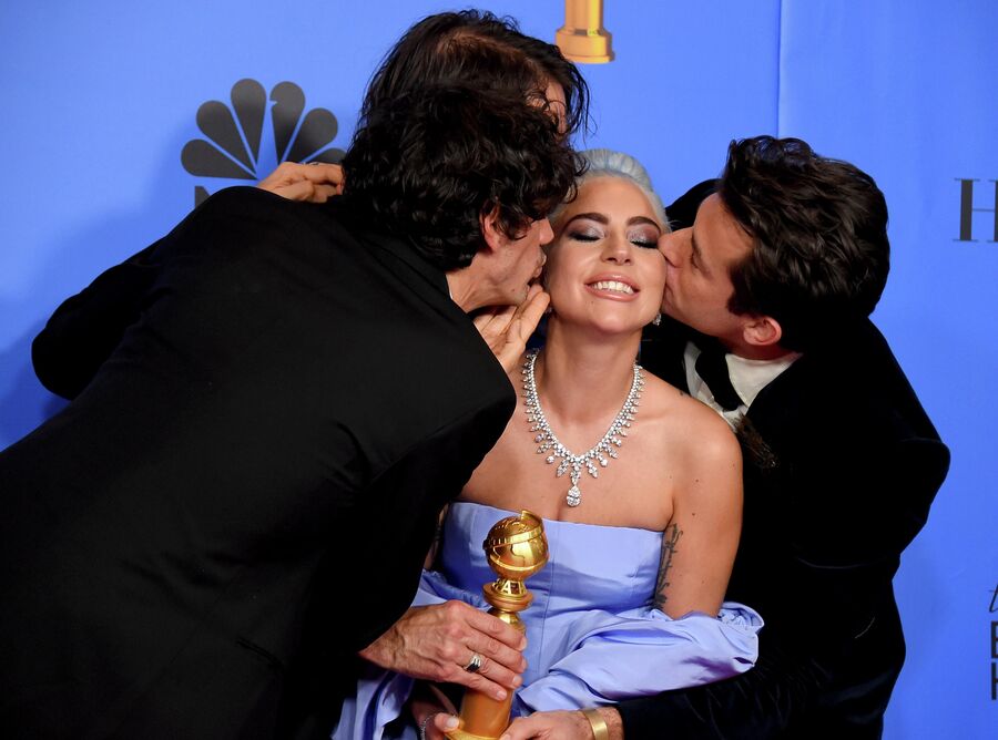 Энтони Россомандо, Эндрю Уайетт и Марк Ронсон  целуют Леди Гагу на церемонии вручения премии Золотой глобус