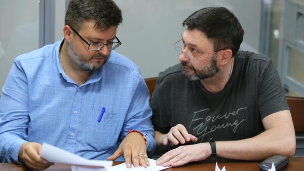 Руководитель портала РИА Новости Украина Кирилл Вышинский и его адвокат Андрей Доманский на заседании Подольского районного суда Киева. 3 июля 2019 Руководитель портала РИА Новости Украина Кирилл Вышинский и его адвокат Андрей Доманский на заседании Подольского районного суда Киева. 3 июля 2019