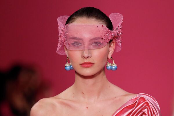 Модель на показе Georges Hobeika в рамках Недели высокой моды в Париже Модель на показе Georges Hobeika в рамках Недели высокой моды в Париже