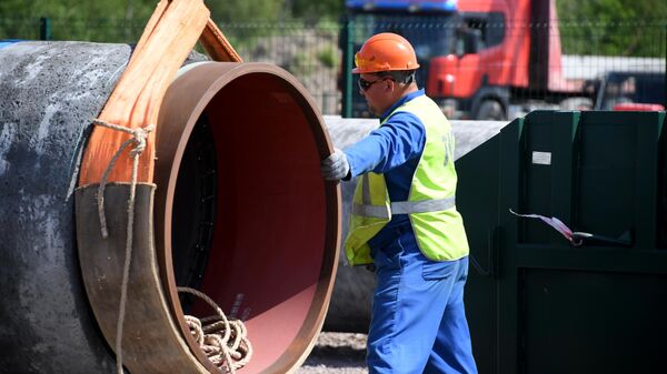 Рабочий на участке строительства газопровода Северный поток-2 в Ленинградской области Рабочий на участке строительства газопровода Северный поток-2 в Ленинградской области
