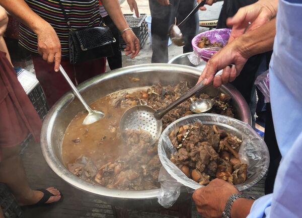 На фестивале собачьего мяса в городе Юйлинь, Китай На фестивале собачьего мяса в городе Юйлинь, Китай