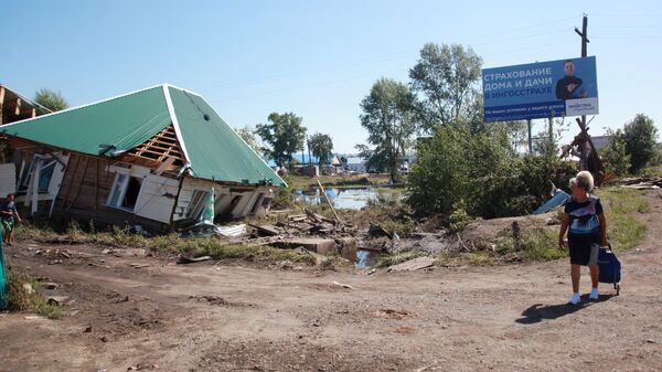 Женщина около разрушенного дома в городе Тулуне Иркутской области