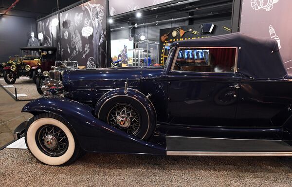 Автомобиль Cadillac V-12 series 370 (США) во время открытия самого большого в России автомузея Моторы Октября Автомобиль Cadillac V-12 series 370 (США) во время открытия самого большого в России автомузея Моторы Октября