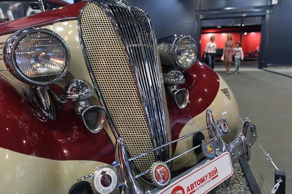 Автомобиль Hudson 8 (США) во время открытия самого большого в России автомузея Моторы Октября Автомобиль Hudson 8 (США) во время открытия самого большого в России автомузея Моторы Октября