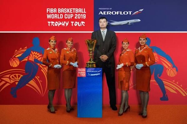 Посол Чемпионата мира по баскетболу 2019 ФИБА Яо Мин с бортпроводниками Аэрофлота во время официальной церемонии запуска глобального тура Кубка в столице КНР Пекине 23 мая 2019 г. Посол Чемпионата мира по баскетболу 2019 ФИБА Яо Мин с бортпроводниками Аэрофлота во время официальной церемонии запуска глобального тура Кубка в столице КНР Пекине 23 мая 2019 г.