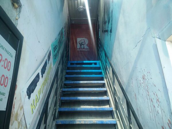 Вход в бар Революция Вход в бар Революция