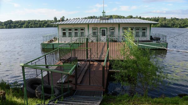 Дебаркадер на реке Волга в районе набережной города Плес Дебаркадер на реке Волга в районе набережной города Плес