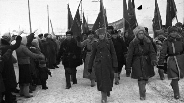 Стратегическая наступательная операция по прорыву блокады Ленинграда. Январь 1943 года. Ленинградцы встречают партизанские отряды, участвующие в боях за город. Стратегическая наступательная операция по прорыву блокады Ленинграда. Январь 1943 года. Ленинградцы встречают партизанские отряды, участвующие в боях за город.