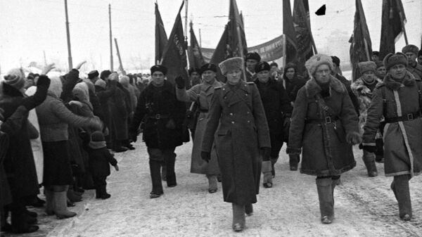 Стратегическая наступательная операция по прорыву блокады Ленинграда. Январь 1943 года. Ленинградцы встречают партизанские отряды, участвующие в боях за город. Стратегическая наступательная операция по прорыву блокады Ленинграда. Январь 1943 года. Ленинградцы встречают партизанские отряды, участвующие в боях за город.