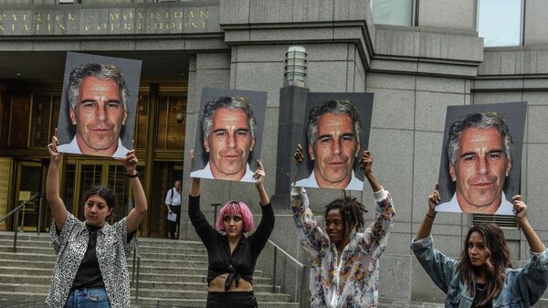 Участницы акции протеста с портретами Джеффри Эпштейна перед зданием федерального суда в Нью-Йорке