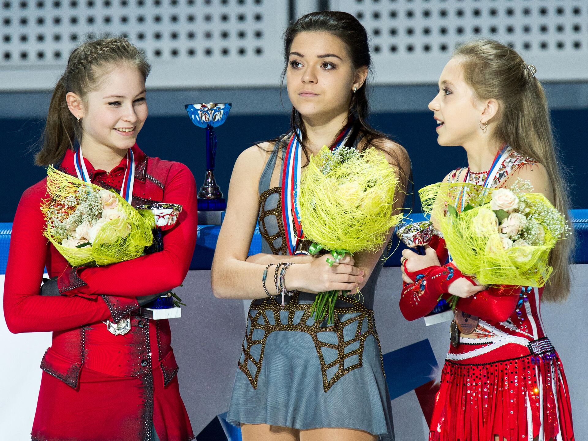 Чемпионат России (2013). Церемония награждения: Юлия Липницкая, завоевавшая серебряную медаль, Аделина Сотникова, завоевавшая золотую медаль, и Елена Радионова, завоевавшая бронзовую медаль. Чемпионат России (2013). Церемония награждения: Юлия Липницкая, завоевавшая серебряную медаль, Аделина Сотникова, завоевавшая золотую медаль, и Елена Радионова, завоевавшая бронзовую медаль. - РИА Новости, 1920, 22.09.2020