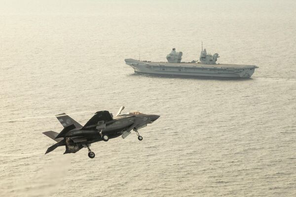 Истребитель F-35 совершает посадку на авианосец Королева Елизавета ВМС Великобритании Истребитель F-35 совершает посадку на авианосец Королева Елизавета ВМС Великобритании