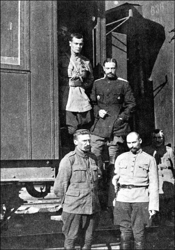 Генерал Владимир Каппель (в центре) с чинами штаба Волжского корпуса. Весна 1919 года
