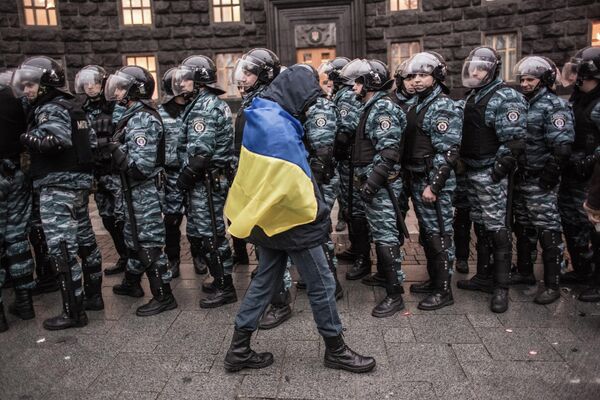 Сторонник евроинтеграции Украины и сотрудники милиции у здания правительства страны в Киеве Сторонник евроинтеграции Украины и сотрудники милиции у здания правительства страны в Киеве