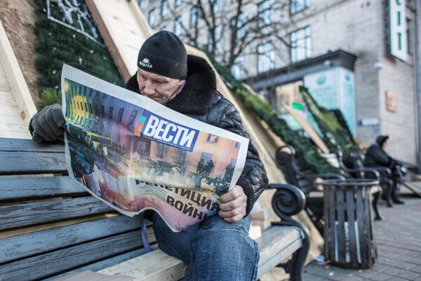 Участник акций сторонников евроинтеграции на баррикадах на площади Независимости в Киеве Участник акций сторонников евроинтеграции на баррикадах на площади Независимости в Киеве