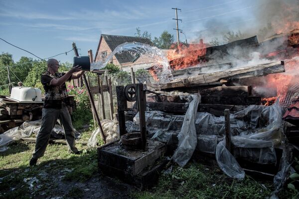 Последствия артобстрела Славянска украинскими военными Последствия артобстрела Славянска украинскими военными