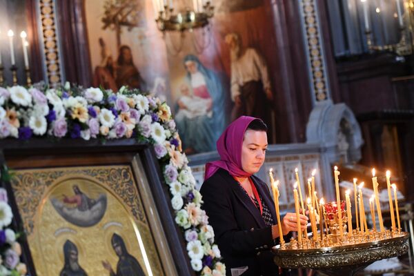 Прихожанка в храме Христа Спасителя, где находятся мощи святых Петра и Февронии, доставленные из Свято-Троицкого женского монастыря Мурома Прихожанка в храме Христа Спасителя, где находятся мощи святых Петра и Февронии, доставленные из Свято-Троицкого женского монастыря Мурома