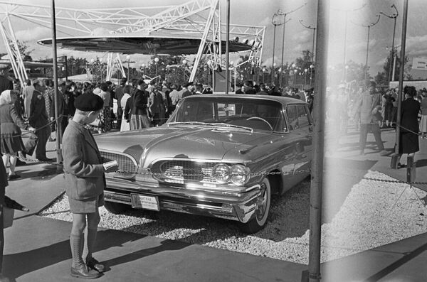 Посетители у экспозиция производителей легковых автомобилей. Американская Национальная Выставка в Сокольниках, Москва, 25 июля 1959 года. Посетители у экспозиция производителей легковых автомобилей. Американская Национальная Выставка в Сокольниках, Москва, 25 июля 1959 года.