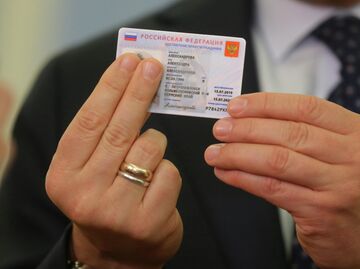 Заместитель председателя правительства РФ Максим Акимов демонстрирует образец электронного паспорта Заместитель председателя правительства РФ Максим Акимов демонстрирует образец электронного паспорта