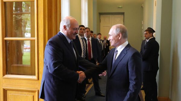 Президент РФ Владимир Путин и президент Белоруссии Александр Лукашенко во время встречи в Таврическом дворце