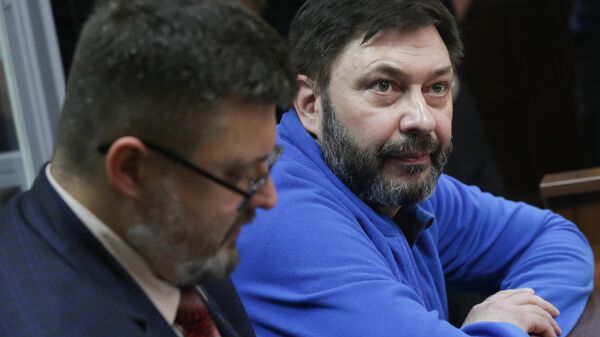 Руководитель портала РИА Новости Украина Кирилл Вышинский и его адвокат Андрей Доманский на заседании Подольского районного суда Киева. 19 июля 2019 Руководитель портала РИА Новости Украина Кирилл Вышинский и его адвокат Андрей Доманский на заседании Подольского районного суда Киева. 19 июля 2019