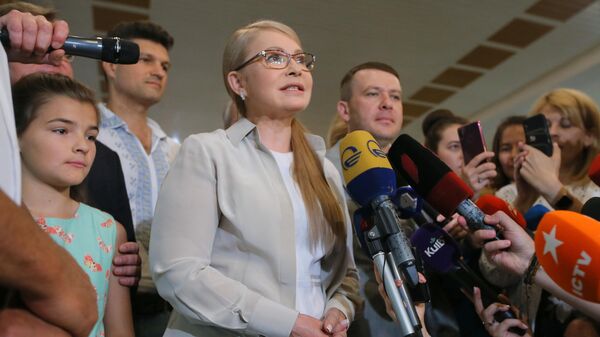 Лидер политической партии Батькивщина Юлия Тимошенко общается с журналистами на избирательном участке в Киеве. 21 июля 2019 Лидер политической партии Батькивщина Юлия Тимошенко общается с журналистами на избирательном участке в Киеве. 21 июля 2019