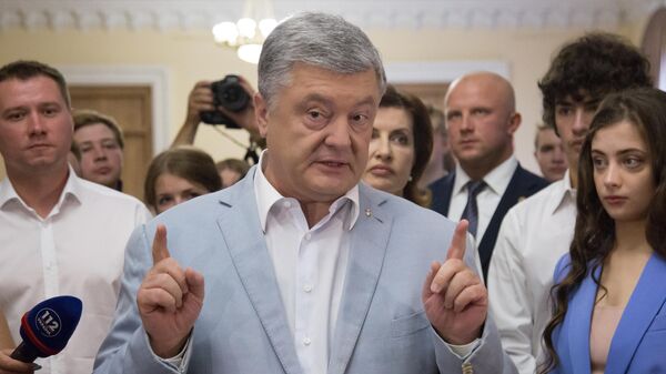 Экс-президент Украины Петр Порошенко общается с журналистами на избирательном участке в Киеве Экс-президент Украины Петр Порошенко общается с журналистами на избирательном участке в Киеве