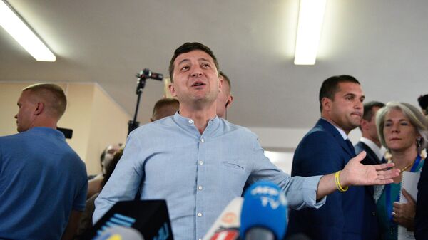 Президент Украины Владимир Зеленский на избирательном участке в Киеве в день досрочных выборов в Верховную раду Украины Президент Украины Владимир Зеленский на избирательном участке в Киеве в день досрочных выборов в Верховную раду Украины