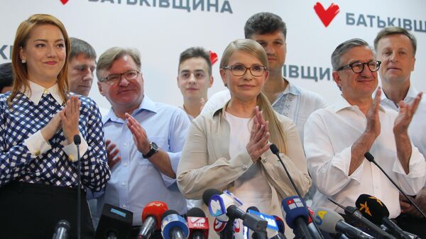 Лидер политической партии Батькивщина Юлия Тимошенко на пресс-конференции в Киеве после оглашения первых результатов exit poll на досрочных выборах в Верховную раду Украины Лидер политической партии Батькивщина Юлия Тимошенко на пресс-конференции в Киеве после оглашения первых результатов exit poll на досрочных выборах в Верховную раду Украины