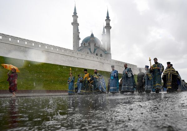 Священнослужители во время крестного хода с иконой Казанской Божией Матери у Казанского кремля Священнослужители во время крестного хода с иконой Казанской Божией Матери у Казанского кремля