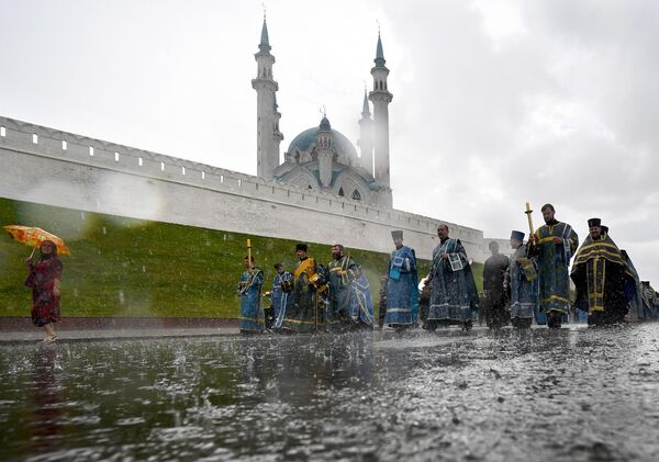 Священнослужители во время крестного хода с иконой Казанской Божией Матери у Казанского кремля Священнослужители во время крестного хода с иконой Казанской Божией Матери у Казанского кремля