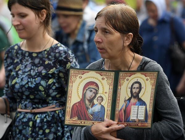 Участники крестного хода с иконой Казанской Божией Матери Участники крестного хода с иконой Казанской Божией Матери