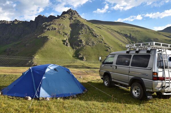 Автомобиль и палатка в базовом лагере Джилы - Су в Кабардино-Балкарии