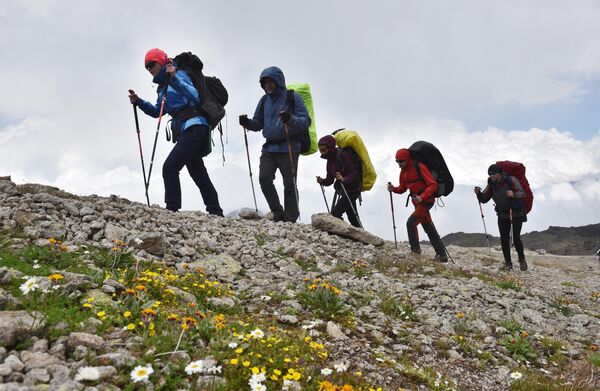 Альпинисты во время восхождения на Эльбрус из ущелья Джилы - Су в Кабардино-Балкарии