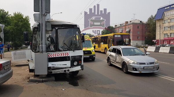 Последствия ДТП с участием автобуса и автомобиля Ниссан в Красноярске