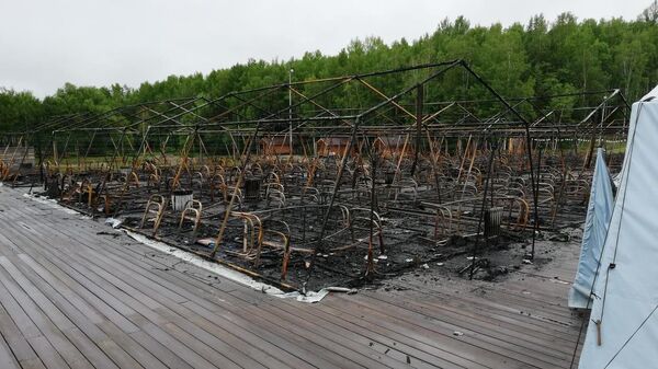 Место пожара в палаточном городке на территории горнолыжного комплекса Холдоми в Солнечном районе Хабаровского края