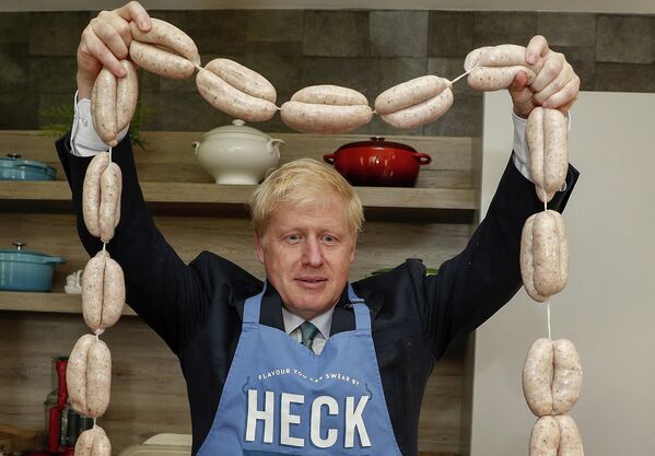 Борис Джонсон во время посещения Heck Foods Ltd. 4 июля 2019 года Борис Джонсон во время посещения Heck Foods Ltd. 4 июля 2019 года