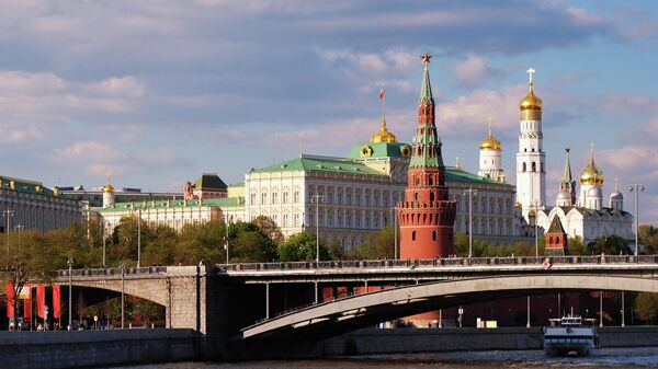 Большой Каменный мост через Москву-реку и Московский Кремль Большой Каменный мост через Москву-реку и Московский Кремль